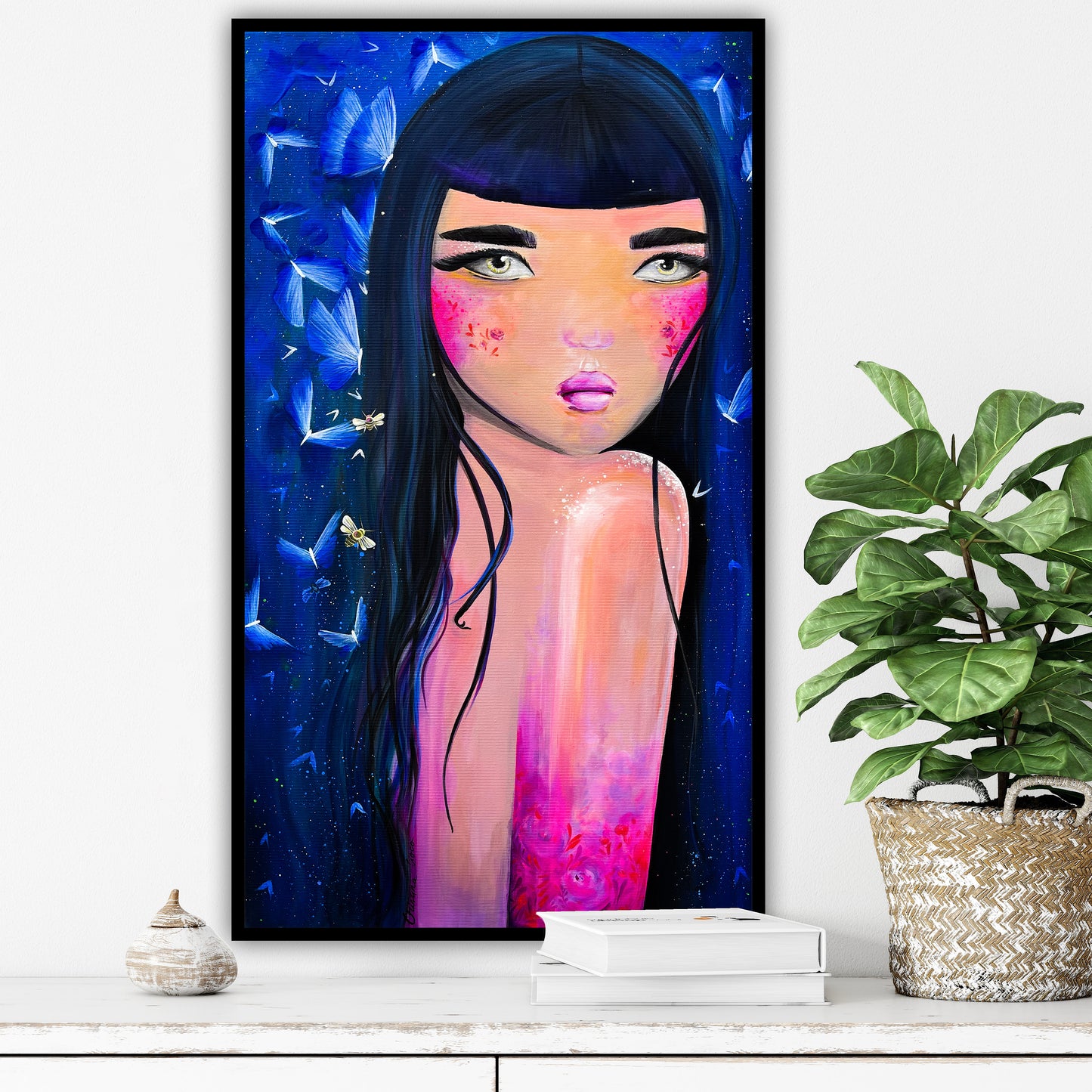 Print artistic Aija printre fluturi, lucrare decorativa moderna in editie premium.