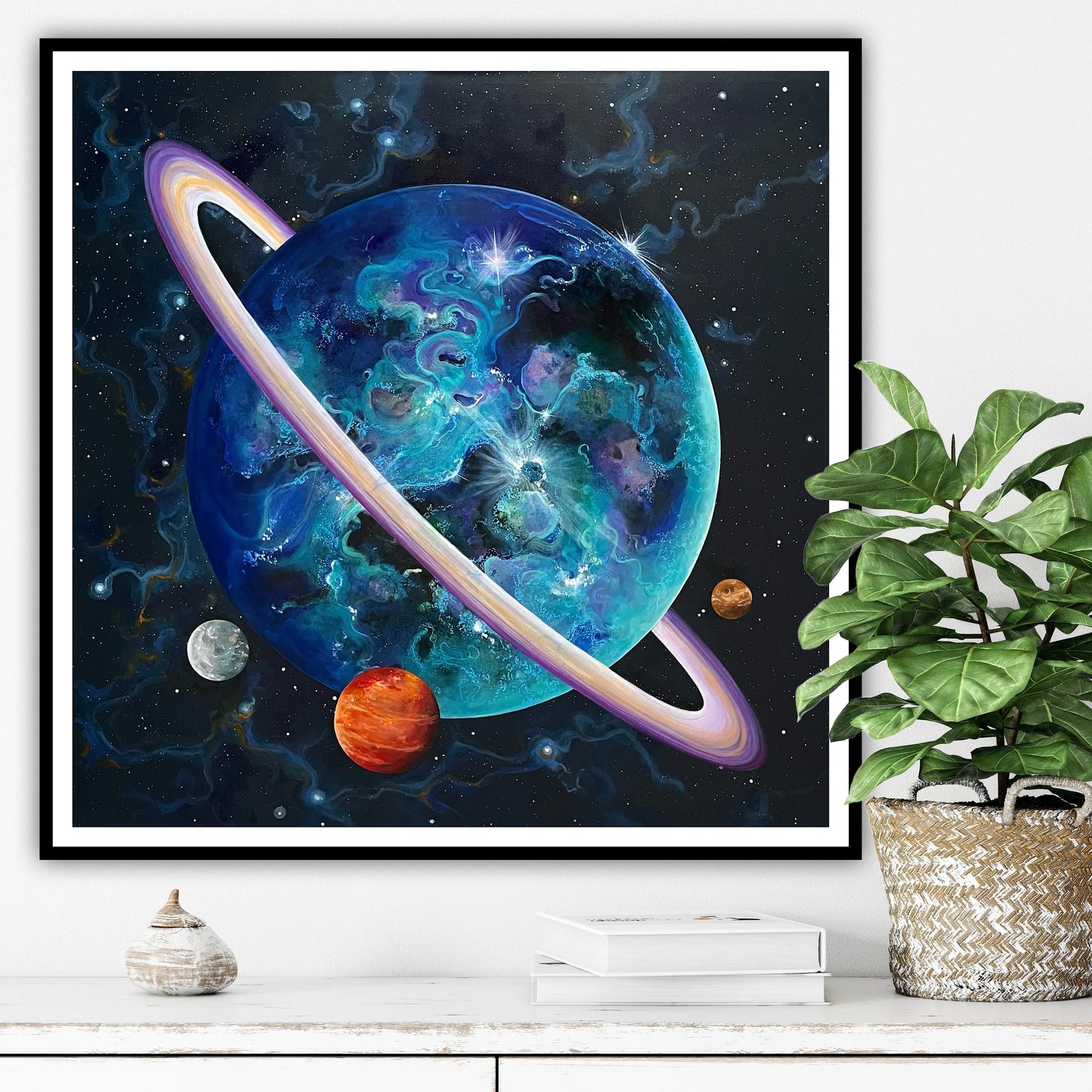 În spațiu este mai mult decât un print decorativ – este o fereastră spre cosmos. Realizat pe hârtie premium, inspirat dintr-un tablou original pictat manual, redă frumusețea abstractă a universului. Alege-l pentru un decor sofisticat în living, dormitor sau birou.