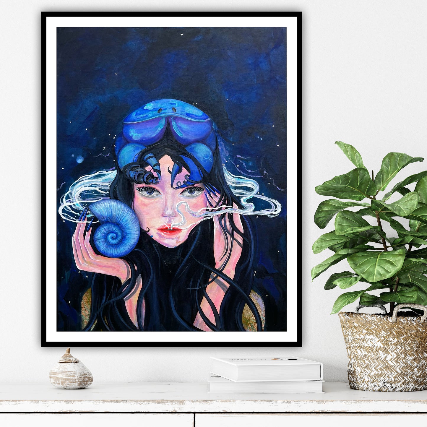 Print artistic „Vraja marii” – fata feminina si cochilie spiralata in decor oceanic