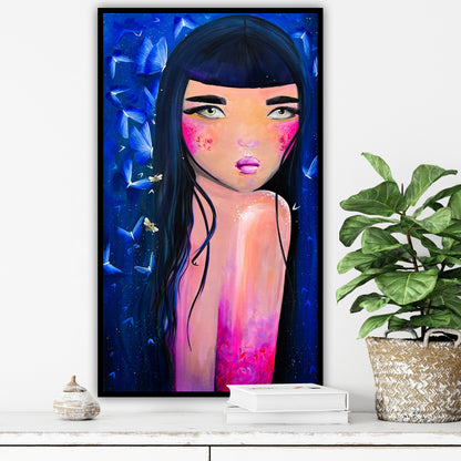 Print artistic Aija printre fluturi, lucrare decorativa moderna in editie premium.