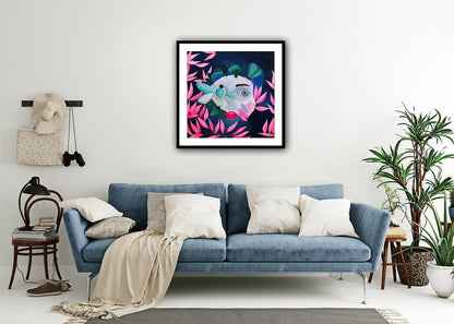 Print artistic premium Fata cu insecte – portret abstract cu elemente de natura si simboluri vizuale.