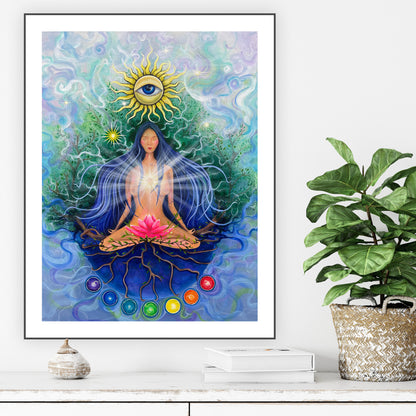 pictură decorativă cu chakre colorate și femeie meditând