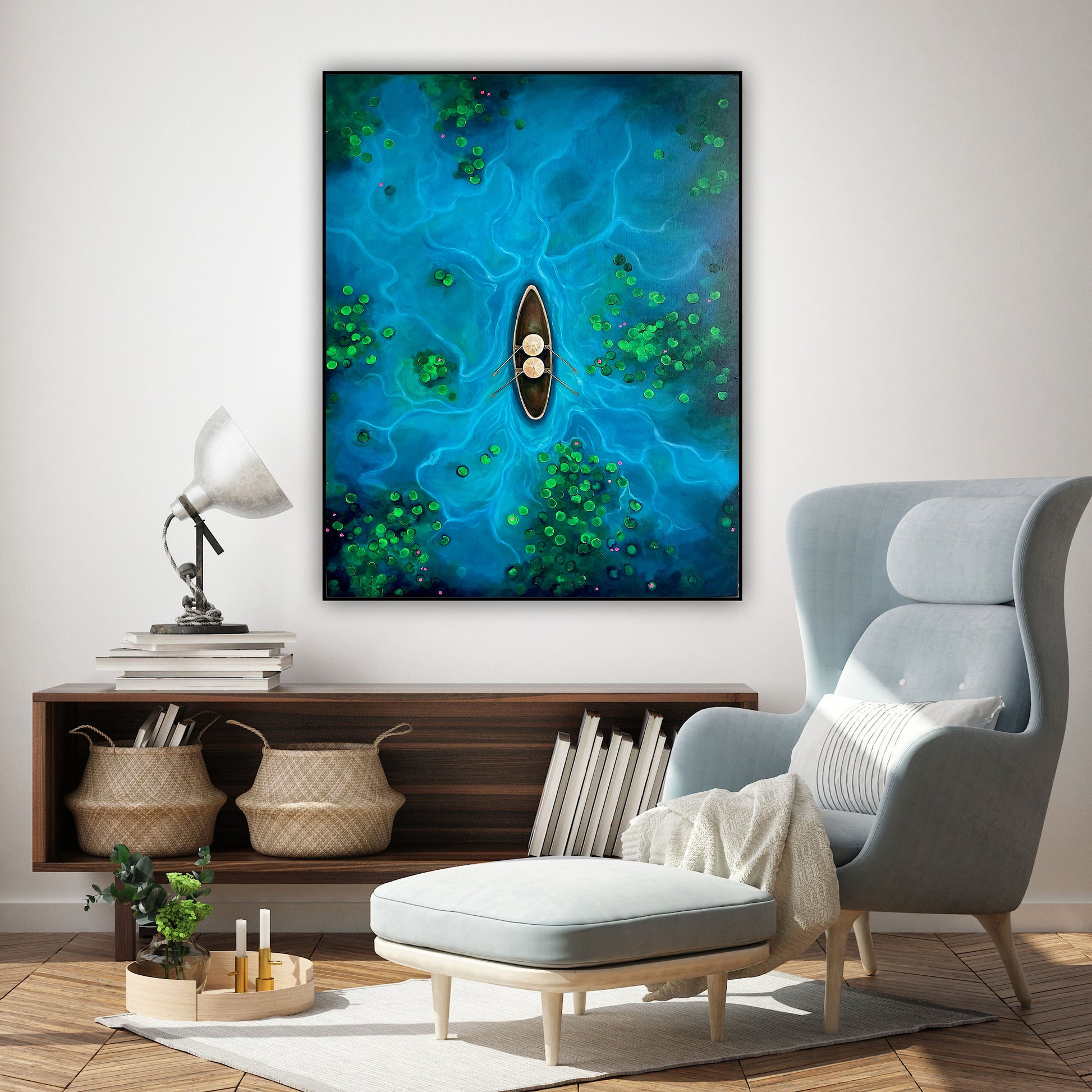 Tablou original pe pânză reprezentând o barcă cu două persoane pe un lac albastru, înconjurat de nuferi verzi