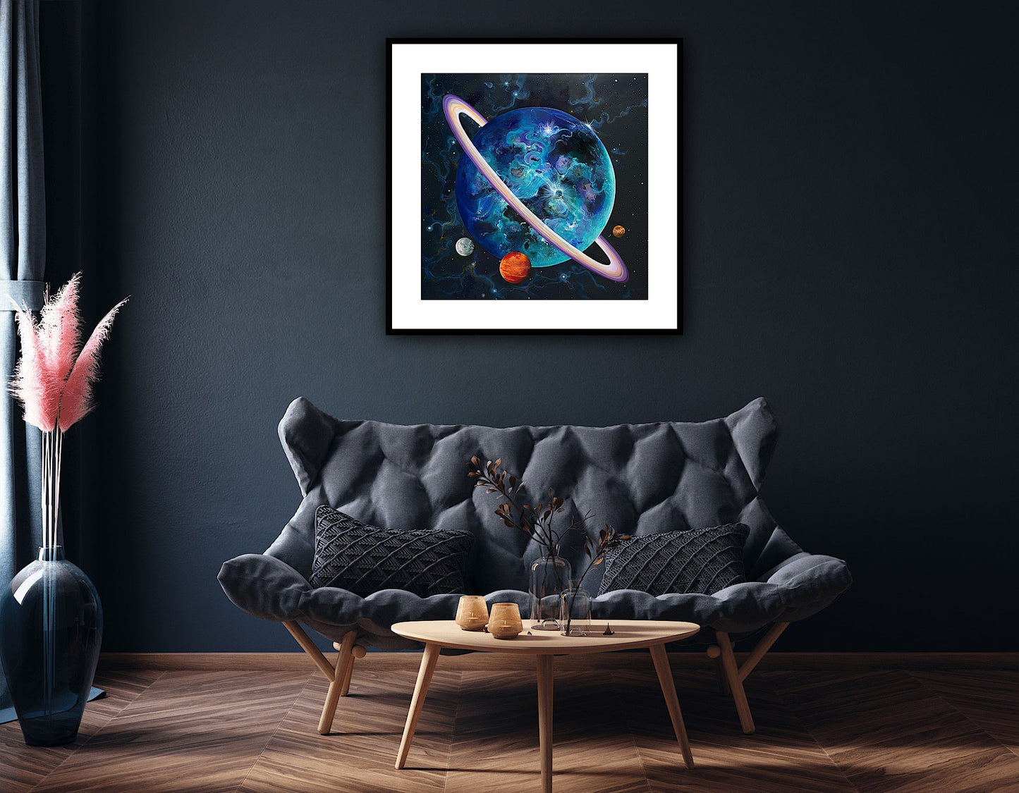 Descoperă În spațiu, un print premium realizat după tablou original pictat manual. Culorile vibrante de albastru, violet și portocaliu redau energia cosmică a universului. Perfect pentru living, birou sau dormitor, acest print aduce un strop de mister și eleganță în decorul tău.