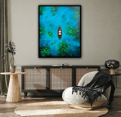 Pictură unicat cu vedere de sus asupra unei bărci și ape albastre decorate cu nuferi.