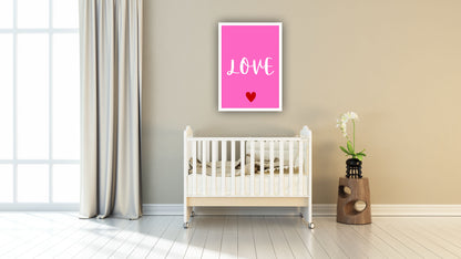 Love – print artistic cu mesaj de dragoste, fundal roz si tipografie alba.