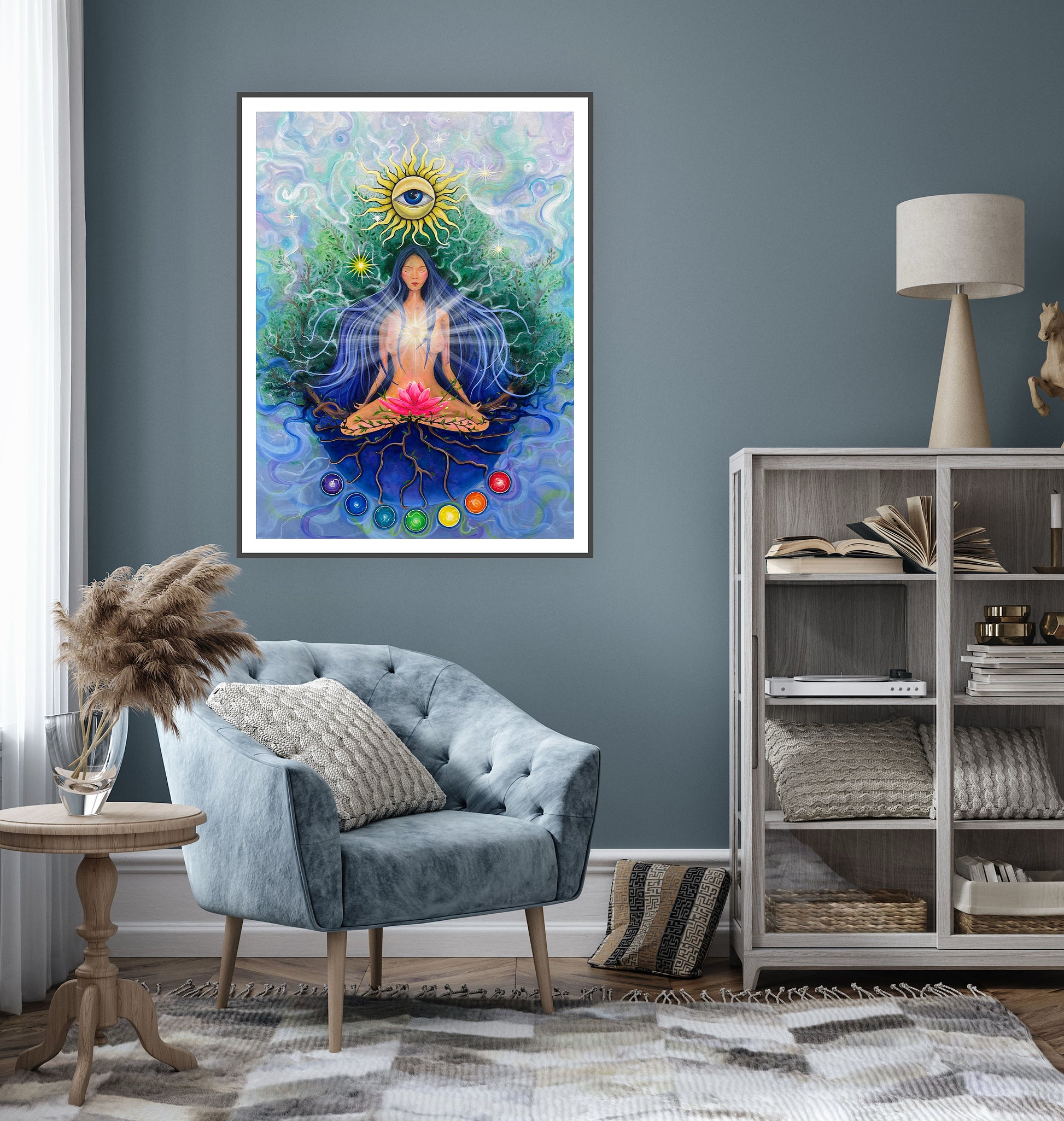 femeie în meditație, lotus roz și soare cu ochiul interior