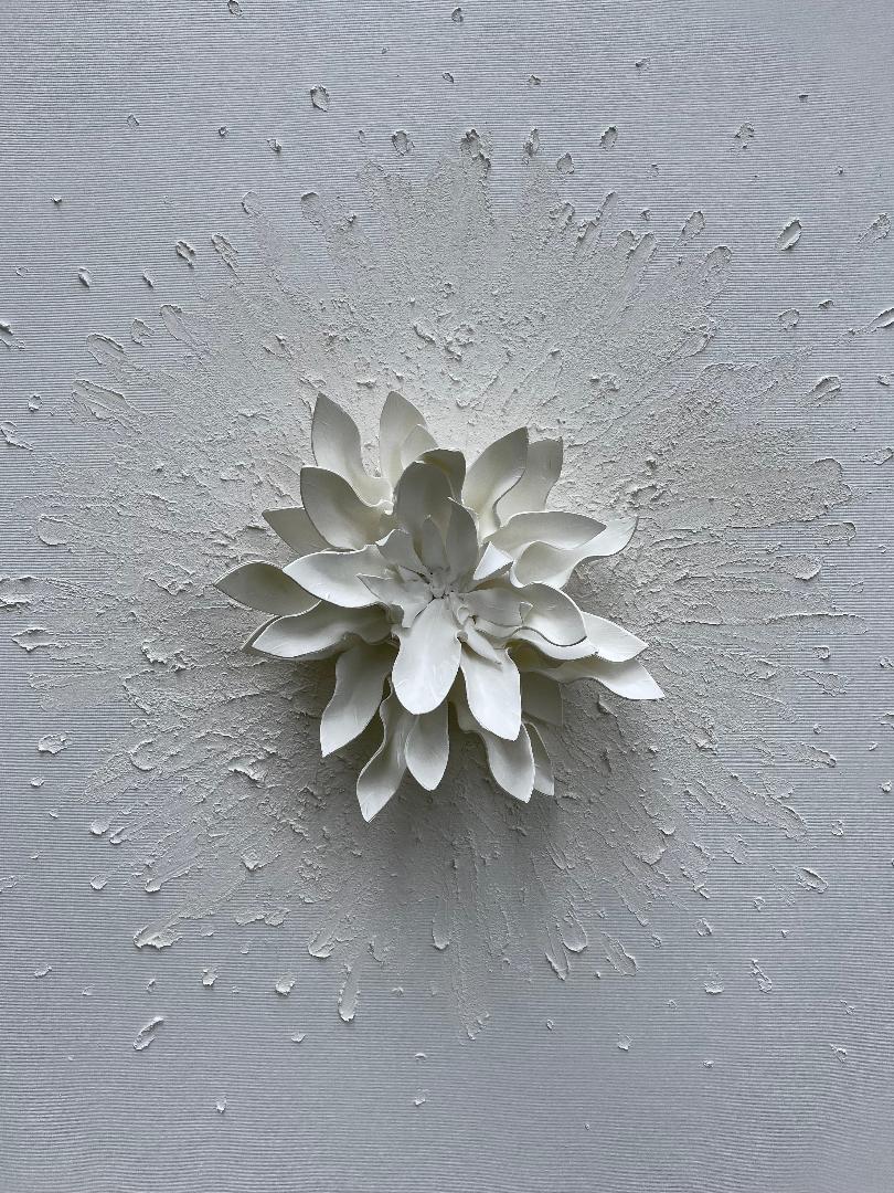 Puritate – tablou 3D cu floare mare alba realizata manual si pasta de textura, arta moderna minimalista.