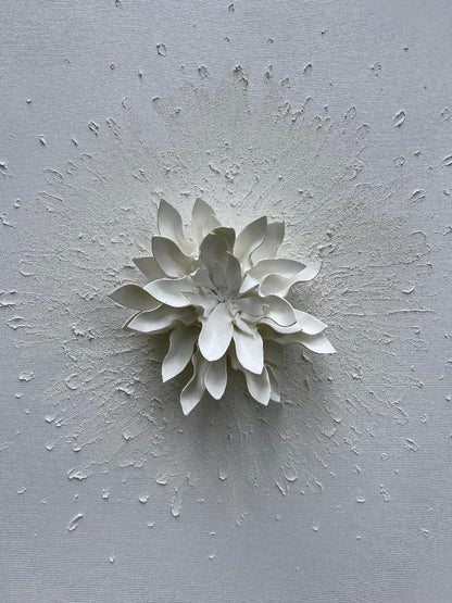 Puritate – tablou 3D cu floare mare alba realizata manual si pasta de textura, arta moderna minimalista.