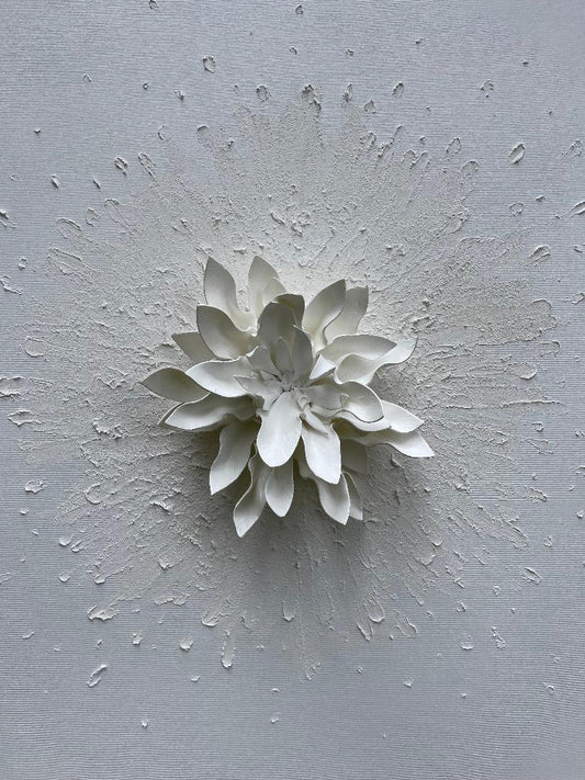 Puritate – tablou 3D cu floare mare alba realizata manual si pasta de textura, arta moderna minimalista.