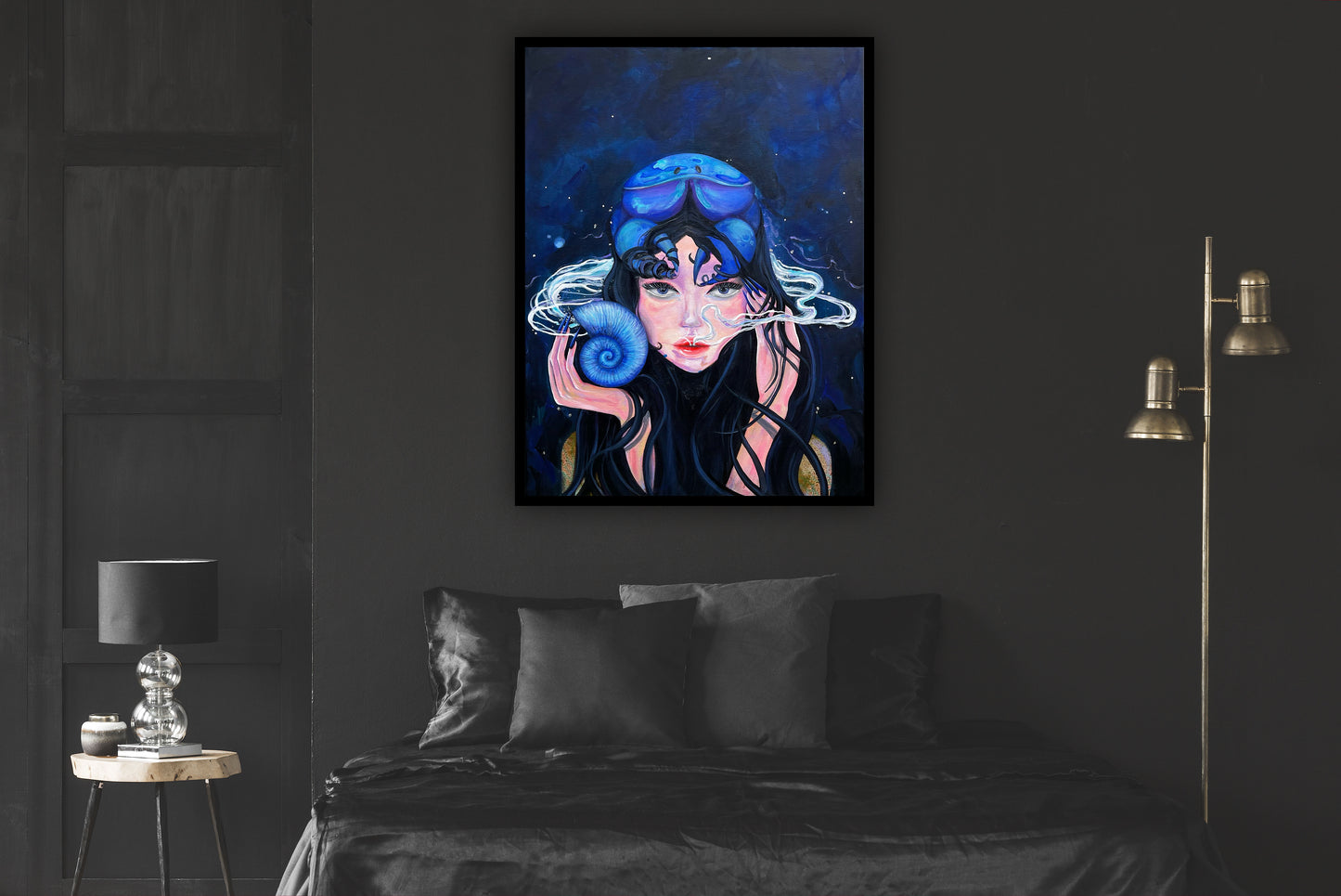 Lucrare decorativa Vraja marii – print premium pe hartie de calitate, cu portret feminin si cochilie albastra.