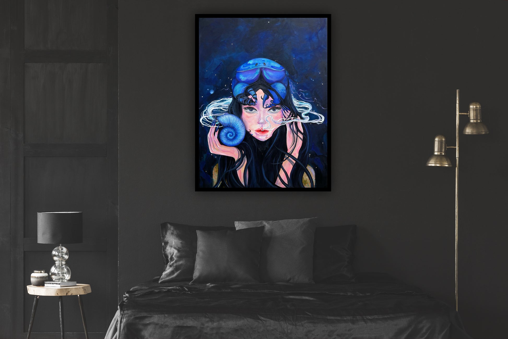 Lucrare decorativa Vraja marii – print premium pe hartie de calitate, cu portret feminin si cochilie albastra.