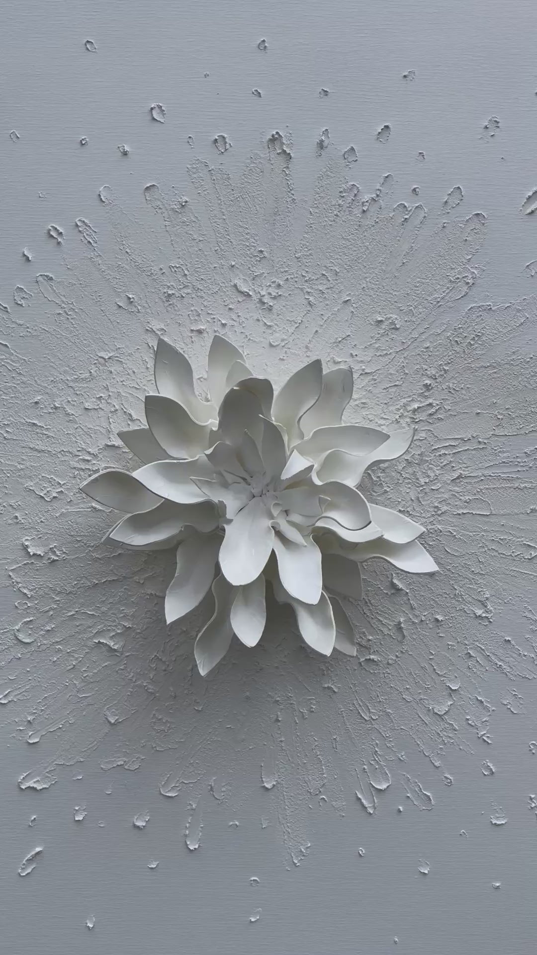 Puritate – arta contemporana tridimensionala, floare alba pe fundal texturat.